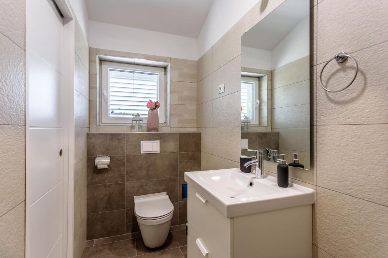הוילה Casa Di Oliva-House With Heated Pool & Jacuzzi In Trilj, Croatia מראה חיצוני תמונה