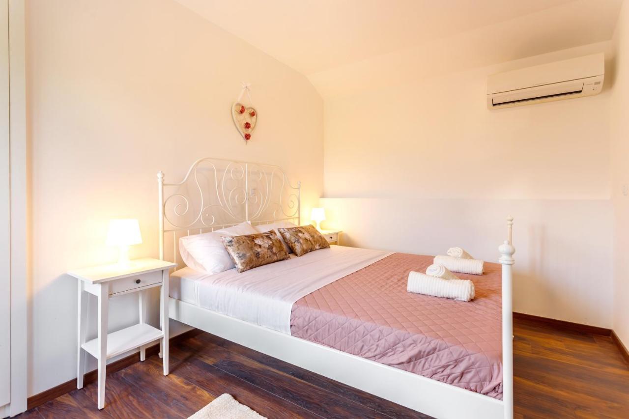 הוילה Casa Di Oliva-House With Heated Pool & Jacuzzi In Trilj, Croatia מראה חיצוני תמונה