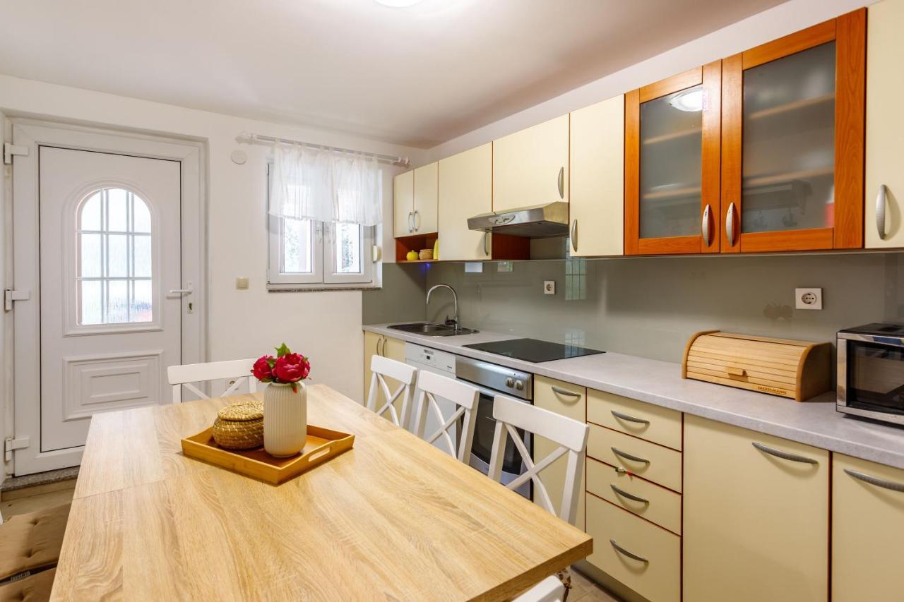 הוילה Casa Di Oliva-House With Heated Pool & Jacuzzi In Trilj, Croatia מראה חיצוני תמונה