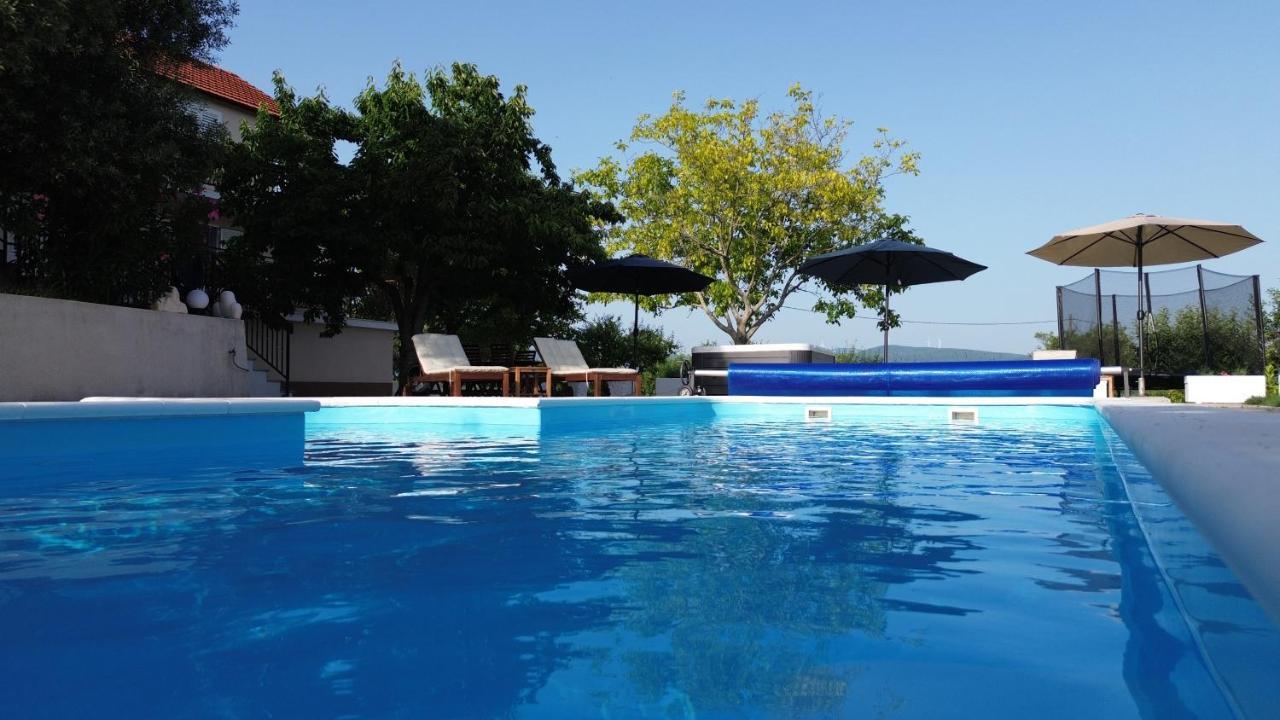 הוילה Casa Di Oliva-House With Heated Pool & Jacuzzi In Trilj, Croatia מראה חיצוני תמונה